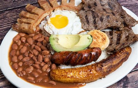  Bandeja Paisa: Kokkaan Kertominen Kuningas! Tämän Kolumbiasta Peräisin Olevan Ruoka-Aarrearkun Ei Kenenkään Pidä Jättää Kautta!