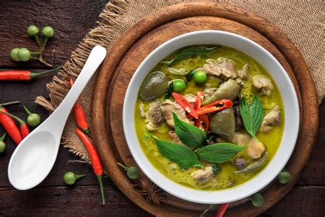  Gaeng Keow Wan Gai - Thai Green Curry Will Transport Your Taste Buds on a Aromatic Journey Filled with Creamy Coconut Delight!