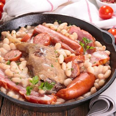   Cassoulet Toulousain: Syvä ja mausteinen, kokonainen ateria joka ihastuttaa makuhermoja!