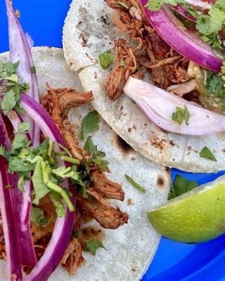  Cochinita Pibil: Yksi maagisen pehmeä liha ja intensiivinen orkideamaku!