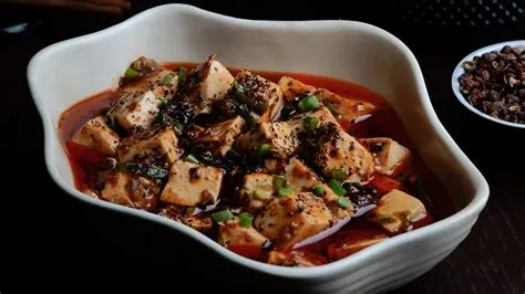  Shenzhenin Mapo Tofu: Voiko Tuhdin Silkkisyyden ja Tulen Kiehtoiselle Leimalle Vastustaa?